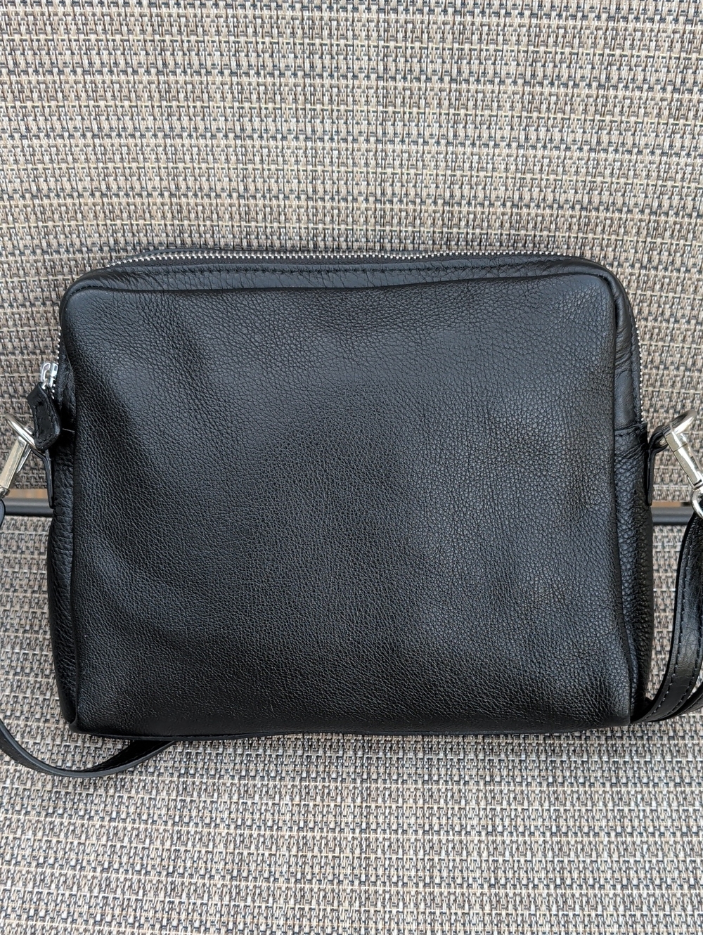 IOpelle Italia Black Leather Single Skull Embossed Crossbody Bag EUC - Picture 3 of 8